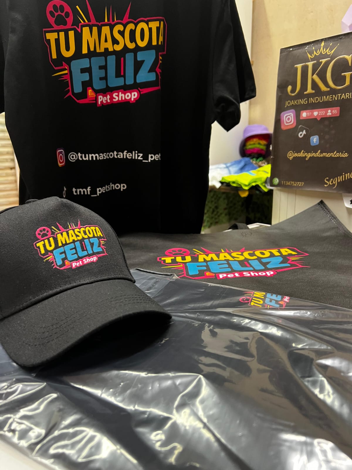 Mochilas personalizadas con estampados DTF premium. Personalización de prendas para eventos, regalos y uso personal.