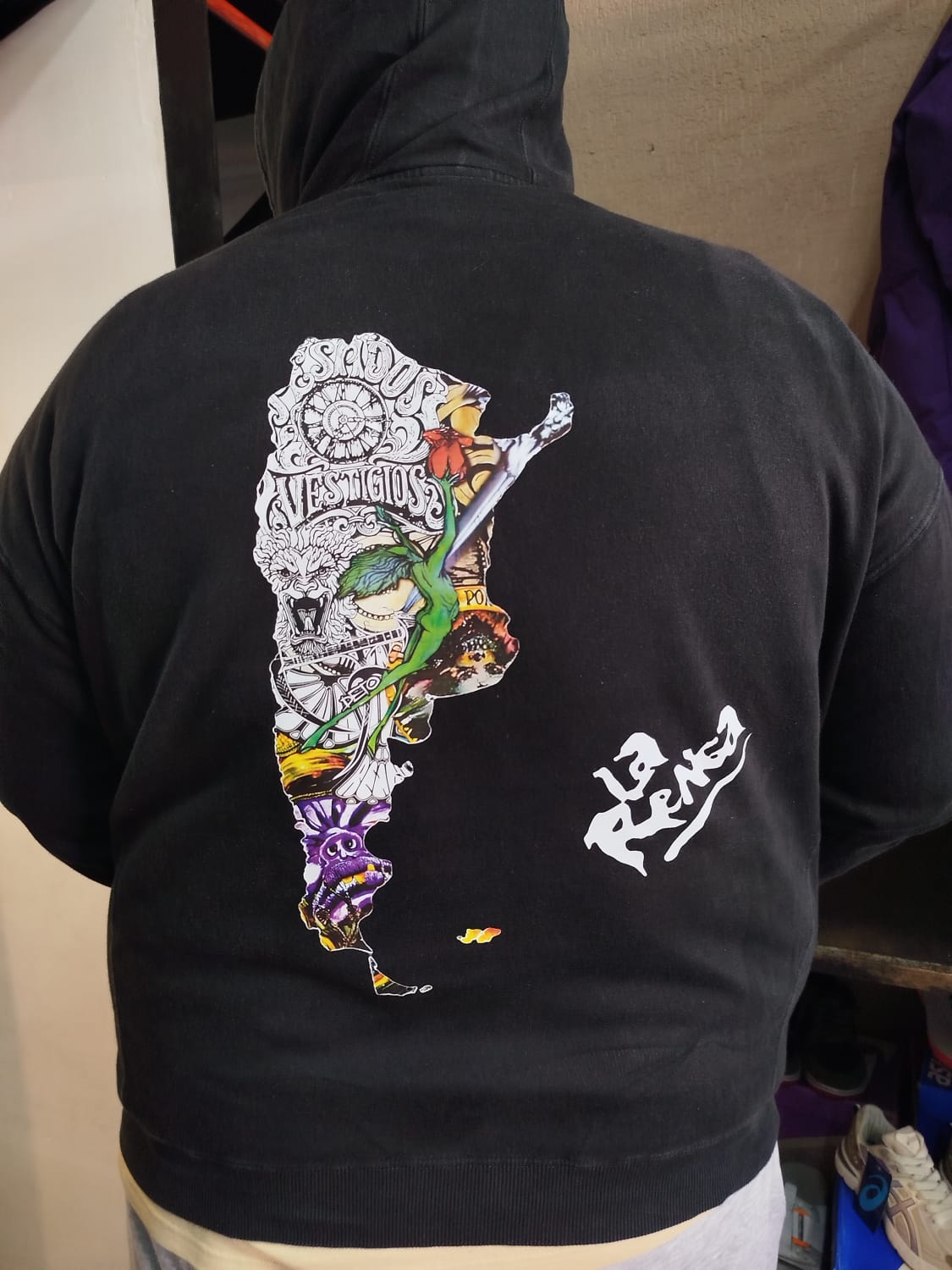 Buzos personalizados con estampados DTF premium. Personalización de prendas para eventos, regalos y uso personal.