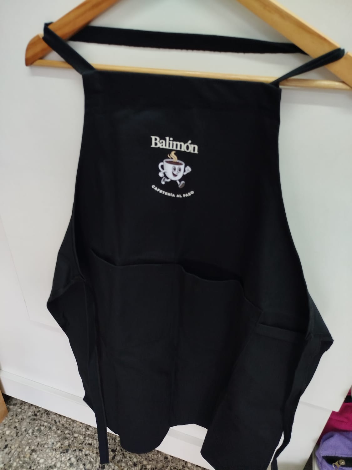 Uniformes personalizados para panaderías, cafeterías, restaurantes y negocios gastronómicos. Personalización de prendas para eventos, regalos y uso personal.