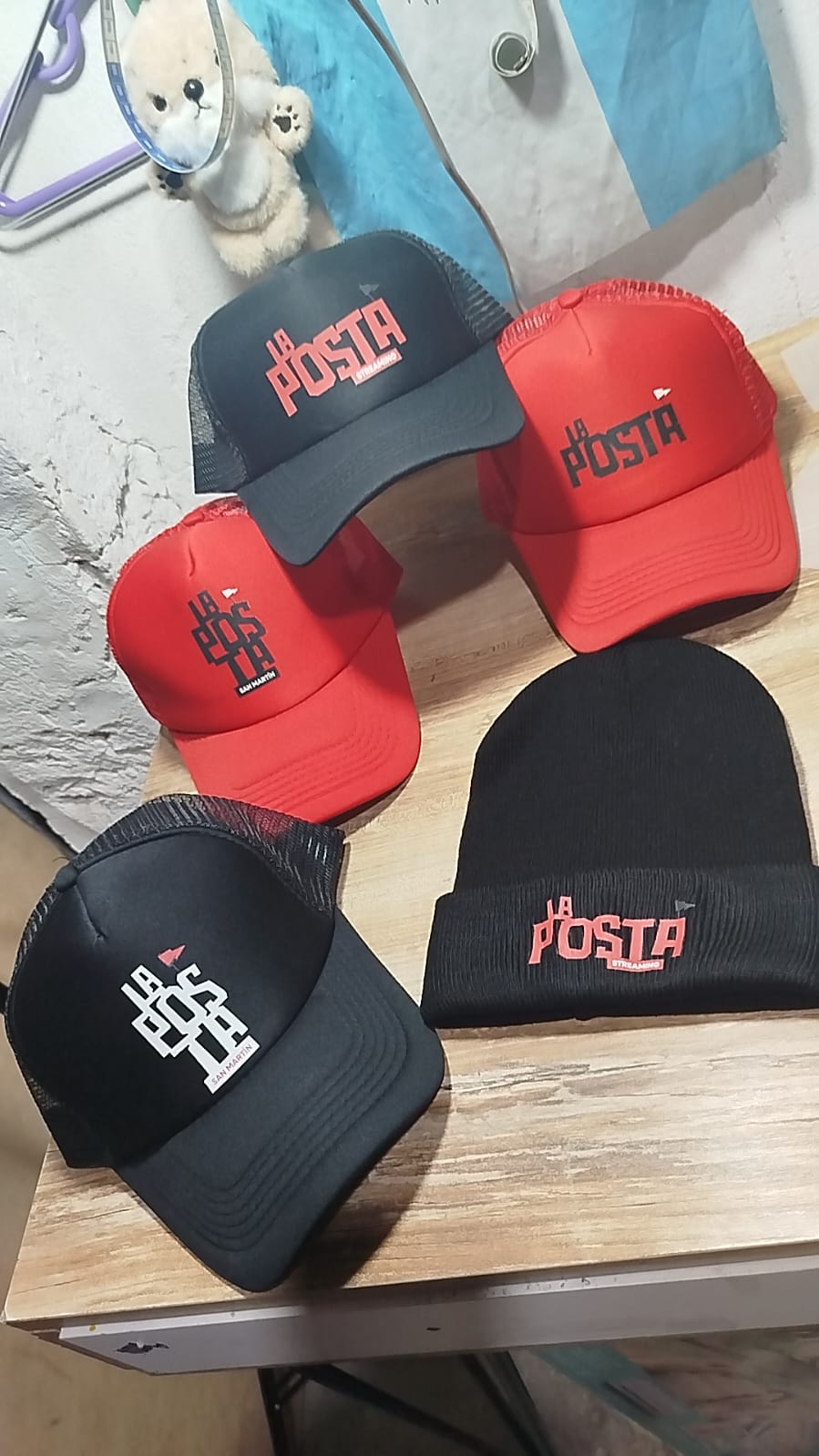 Gorras personalizadas para empresas, eventos y merchandising. Personalización de prendas con estampados DTF premium.