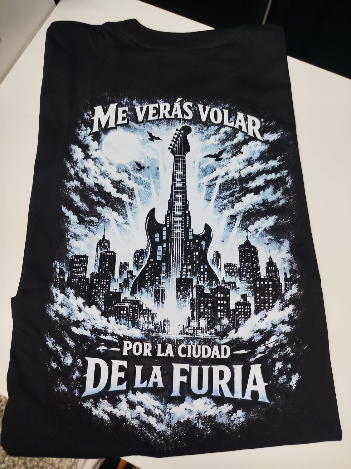 Remeras personalizadas con estampados DTF premium. Personalización de prendas para eventos, regalos y uso personal.